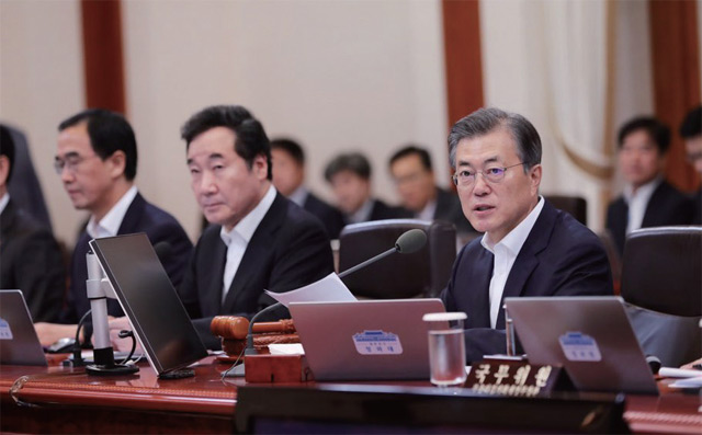 문재인 대통령은 9월 5일 청와대에서 주재한 국무회의에서 엄중한 안보 태세와 민생안정 대비를 당부했다.