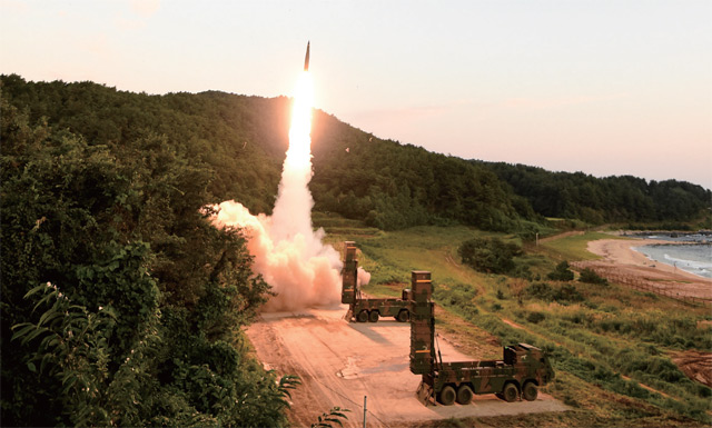 우리 군이 9월 4일 현무 미사일을 발사하는 등 북한의 위협에 대응하는 실사격 훈련을 실시했다.