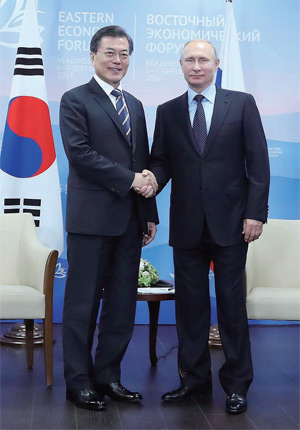 문재인 대통령과 블라디미르 푸틴 러시아 대통령이 '한러 단독 정상회담'에 앞서 악수하고 있다.