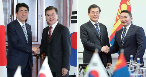 동방경재포럼이 열리는 러시아 블라디보스토크 극동연방대학에서 아베 신조 일본 총리를 만나 악수하는 장면, 문재인 대통령과 할트마긴 바트톨가 몽골 대통령이 단독회담에 앞서 악수하고 있다.