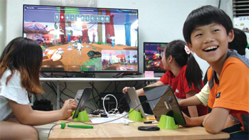 ‘포룸VR : 원더랜드, 앨리스의 선택은’에서 주인공인 VR 체험자 외에 참가 어린이들이 팀을 이뤄 목표를 해결해나가고 있다.