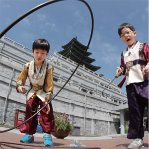 서울 종로구 국립민속박물관을 찾은 어린이들이 민속놀이 굴렁쇠를 굴리는 모습