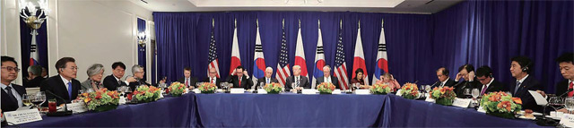 문재인 대통령은 지난 9월 21일 미국 롯데뉴욕팰리스호텔에서 도널드 트럼프 미국 대통령, 아베 신조 일본 총리와 한미일 정상회담을 가졌다.