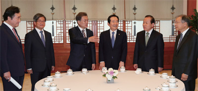 문재인 대통령이 지난 10월 10일 청와대 본관에서 열린 5부 요인 초청 오찬 간담회에서 대화를 나누고 있다.