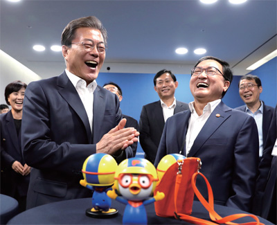 문재인 대통령이 지난 10월 11일 서울 상암동 에스플렉스센터에서 열린 4차산업혁명위원회 출범식에 앞서 어린이들의 대통령으로 불리는 ‘뽀로로’의 인공지능 로봇인 ‘뽀로롯’과 얘기를 나누며 활짝 웃고 있다