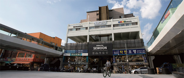9월 19일 새롭게 문을 연 서울 종로구 세운상가 중앙광장
