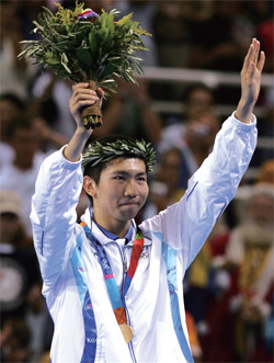 2004년 아테네올림픽 탁구 개인전에 서 우슨항 유승민이 관중들의 환호에 손을 들어 답례하고 있다.