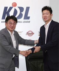 5월 25일 오전 서울 강남구 KBL센터에서 프로농구 자유계약선수(FA) 이정현(오른쪽)이 조진호 전주 KCC 사무국장과 계약서에 서명하고 기념 촬영을 하고 있다