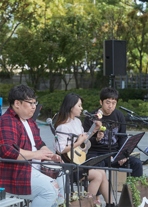 우클렐레 동호회가 음악을 연주하고 있다.