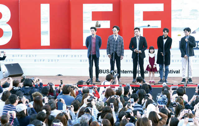 영화 남한산성 출연 배우들이 무대 인사를 하고 있다.