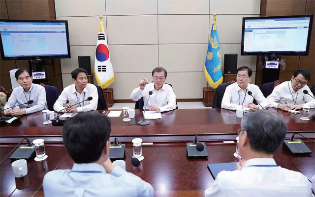 문재인 대통령이 10월 16일 열린 수석보좌관회의를 주재하며 모두발언을 하고 있다.