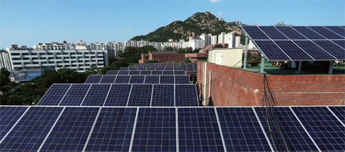 서울 은평구 서울혁신파크 이래청 위에 설치된 태양과 바람 4호 발전소