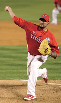 2017 KBO 한국시리즈 5차전 KIA 타이거즈 대 두산 베이스 경기에서 KIA 선발 헥터가 역투하고 있다.