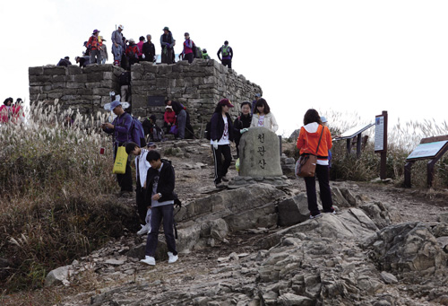천관산 정상에서 억새를 즐기는 등산객들