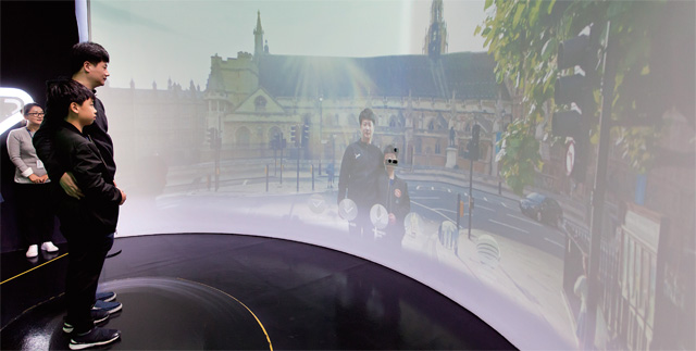 실제와 유사하지만 실제가 아닌 가상현실 기술이 미래 핵심 기술로 주목받고 있다.