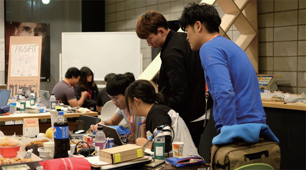 메이커 스페이스에서 디지털기기를 활용해 제품을 만드는 방문객들