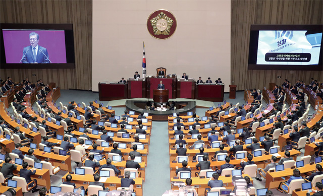 문재인 대통령이 11월 1일 오전 서울 여의도 국회 본회의장에서 2018년도 예산안 국회 제출에 따른 시정연설을 하고 있다. 문재인 대통령이 11월 1일 오전 서울 여의도 국회 본회의장에서 2018년도 예산안 국회 제출에 따른 시정연설을 하고 있다.
