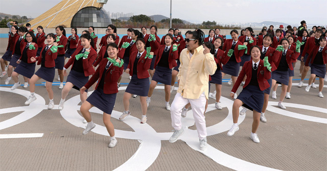 인천대교에서 열린 성화 봉송 세리머니에서 인천중앙여자상업고등학교 학생들이 축하 플래시몹을 하고 있다.