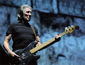 핑크 플로이드 멤버인 영국 뮤지션 로저 워터스가 베를린에서 공연하고 있다.