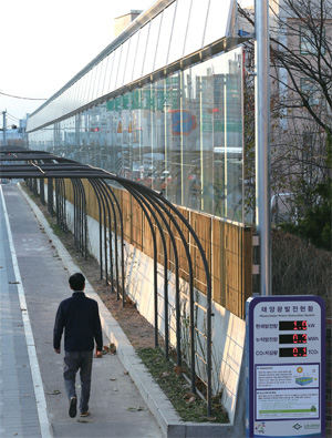 서울 상계동 노원고등학교 앞에 설치된 '태양광 방음벽' 주변을 차향과 시민들이 오가고 있다.