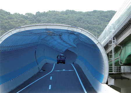 용인-서울고속도록 서판교 부근에 설치된 터널식 방음벽