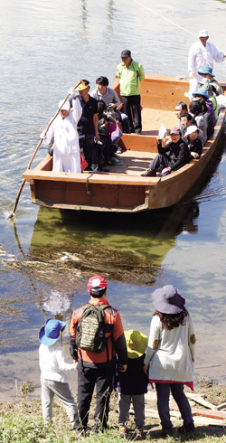 강원 정선군 정선읍 조양강변에는 정선아리랑제가 열릴 때마다 줄 배를 띄운다