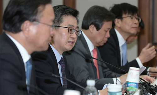 김동연 부총리 겸 기획재정부 장관이 서울 여의도 수출입은행에서 열린 경제관계장관회？서 모두발언을 하고 있다.