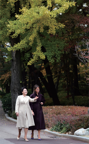 김정숙 여사와 멜라니아가 청와대 녹지원을 산책하고 있다