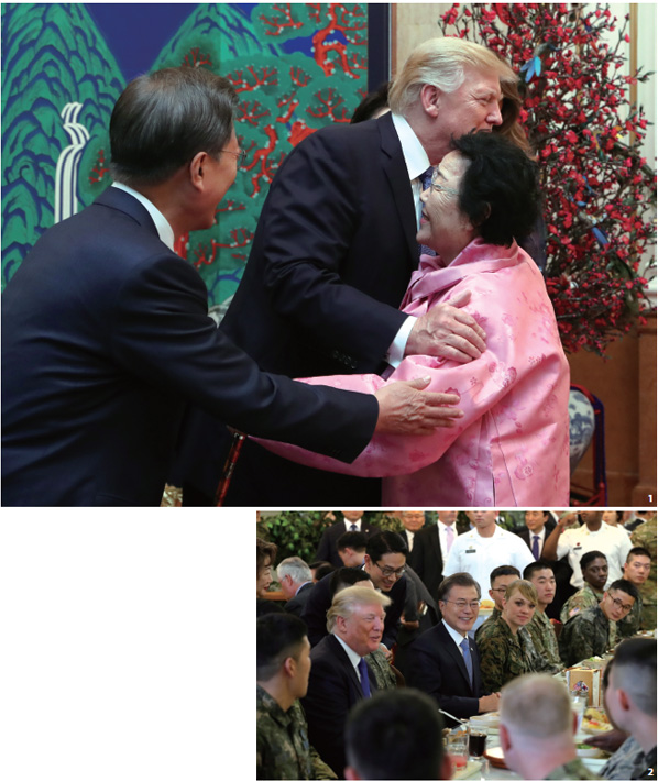 도널드 트럼프 대통령이 위안부 피해자 이용수 할머니와 포옹하며 인사하고 있다.