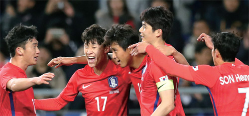 대한민국과 세르비아의 경기에서 구자철 선수가 골을 넣고 선수들과 기뻐하는 모습