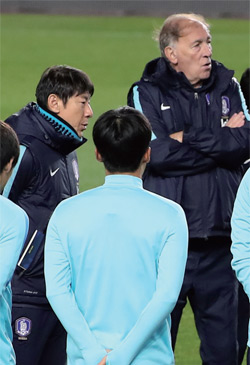 콜롬비아전을 하루 앞두고 신태용 감독과 토니 그란데 코치가 선수들과 이야기를 나누고 있다.