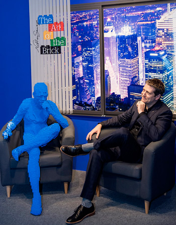 작품_앉아 있는 파란 사람 옆에 포즈를 취하고 있는 네이선 사와야