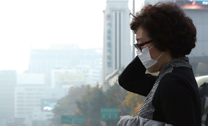 서울 광화문의 자욱한 미세먼지 속에서 마스크를 쓴 시민
