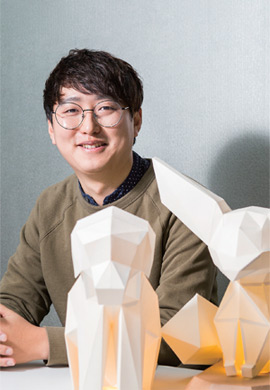 강범철 대표가 호롱을 앞에 둔 채 포즈를 취하고 있다.