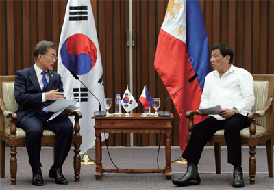 필리핀 대통령과 정상회담하는 문재인 대통령
