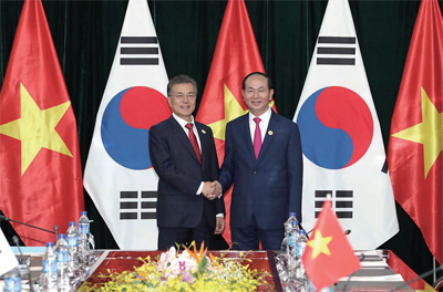 문재인 대통령과 쩐 다이 꽝 베트남 국가주석과 악수하는 모습