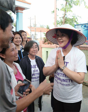 김정숙 여사가 베트남 땀끼시 땀따잉 벽화마을을 방문