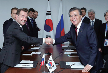 인도네시아 대통령과 함께 보고르 대통령궁에서 기념식수를 하고 있다. 드미트리 메드베데프 러시아 총리를 만나 악수하고 있다.