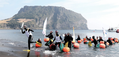 제주 서귀포 성산읍 광치기해변에서 2018 평창동계올림픽 성화 봉송을 마치고 환호하는 해녀들