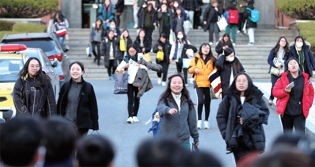 포항 세명고등학교에서 시험을 마친 수험생들이 시험장을 나오고 있다.