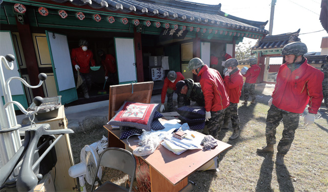 경북 포항 흥해항교에서 해병대 장병들이 지진피해 복구작업을 하고 있다.