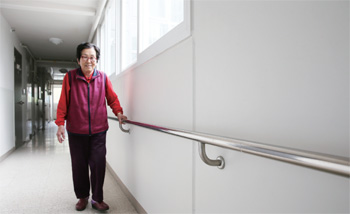 공공실버주택에 사는 박창래 씨는 아전시설 덕분에 좀 더 안정된 생활을 하고 있다.