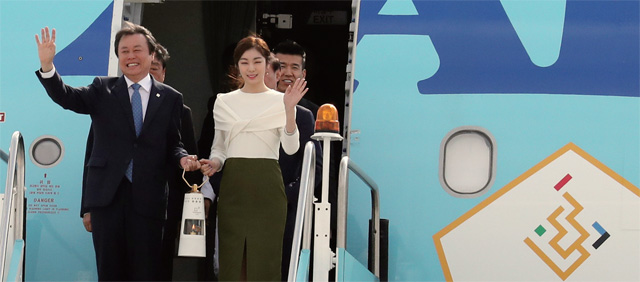 도종환 문화체육관광부 장관과 홍보대사 김연아가 성화램프를 들고 있는 모습