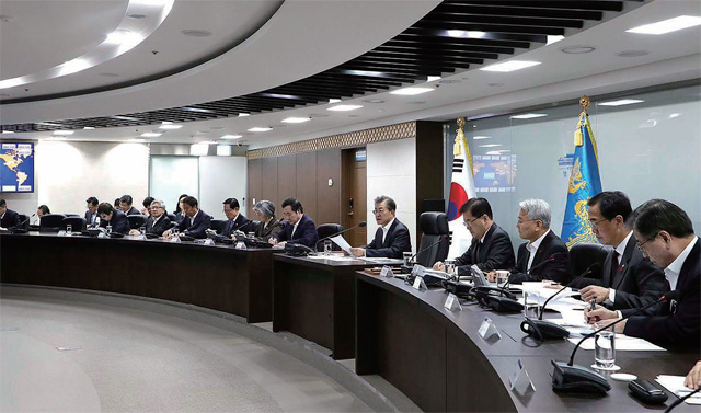 문재인 대통령이 국가위기관리센터에서 NSC 전체회의를 주재하고 있다.