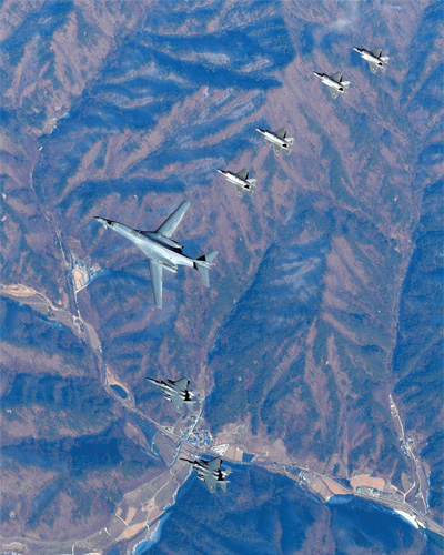 지난 12월 6일 한국 공군의 F-16 2대와 F-15K 2대, 미국의 B-1B 1대와 F-35A 2대, F-35B 2대가 편대를 이루어 한반도 상공을 비행하고 있다.