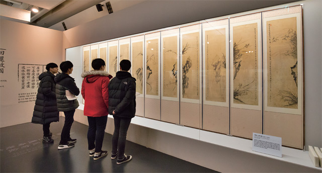 흥선대원군이 72세 때 그린 12폭 '석란도' 병풍 흥선대원군이 72세 때 그린 12폭 '석란도' 병풍
