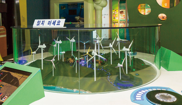 풍력발전에너지체험관_영덕의 풍력발전단지를 축소해놓은 모형