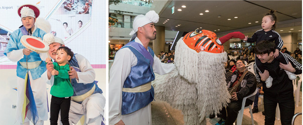 전통놀이 공연팀과 관객들이 함께 호흡하는 모습