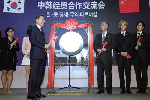 문재인 대통령이 12월14일 베이징에서 열린 '한중 경제 무역 파트너십 개막식'에 참석해 타징 행사를 하고 있다.