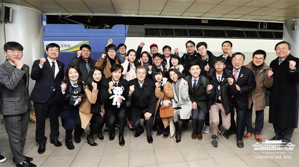 이벤트 당첨자들과 기념촬영하는 문재인 대통령